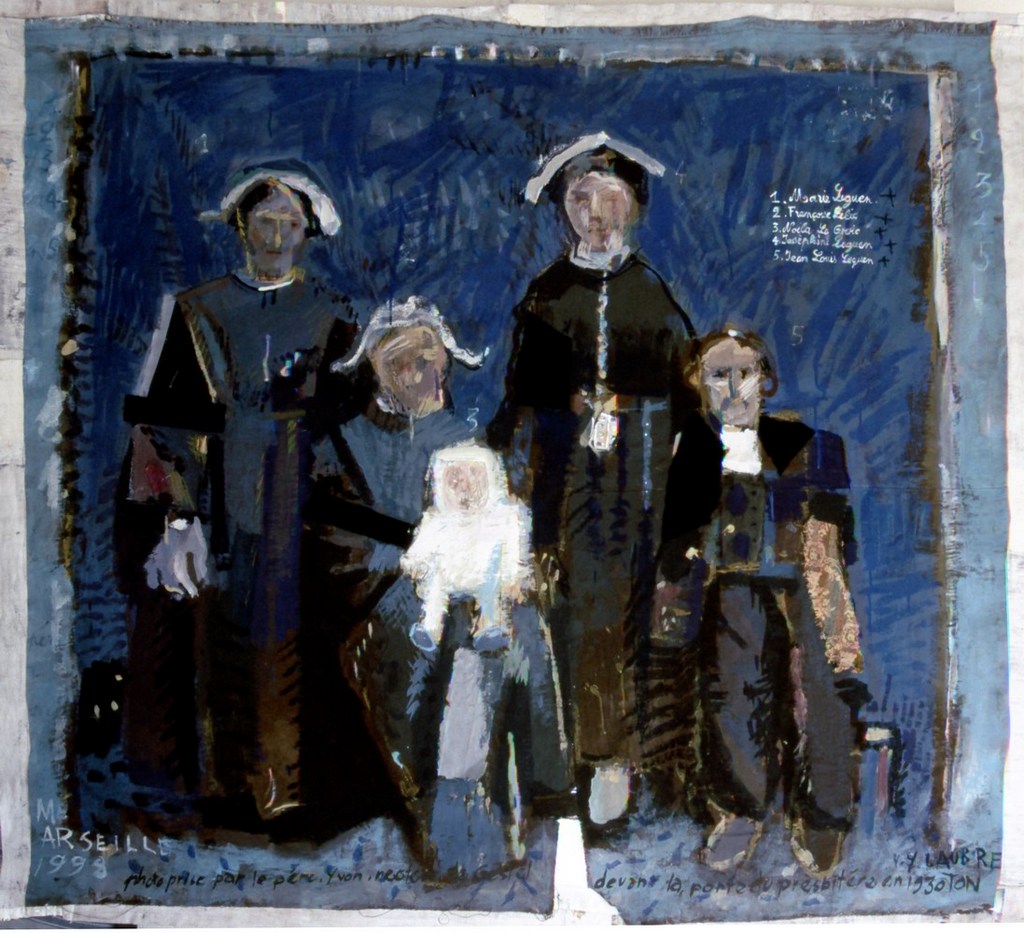 Devant le presbytère, ou la photo du père Yvon