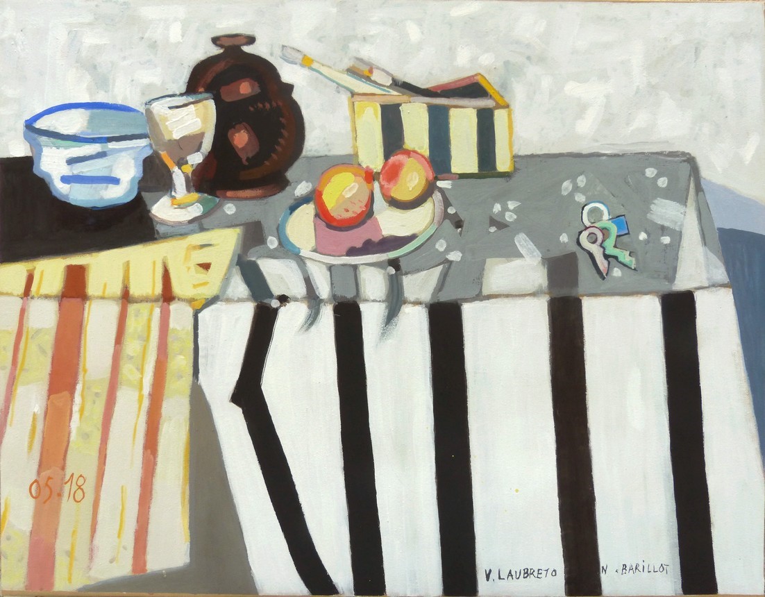 objets à la nappe rayée
