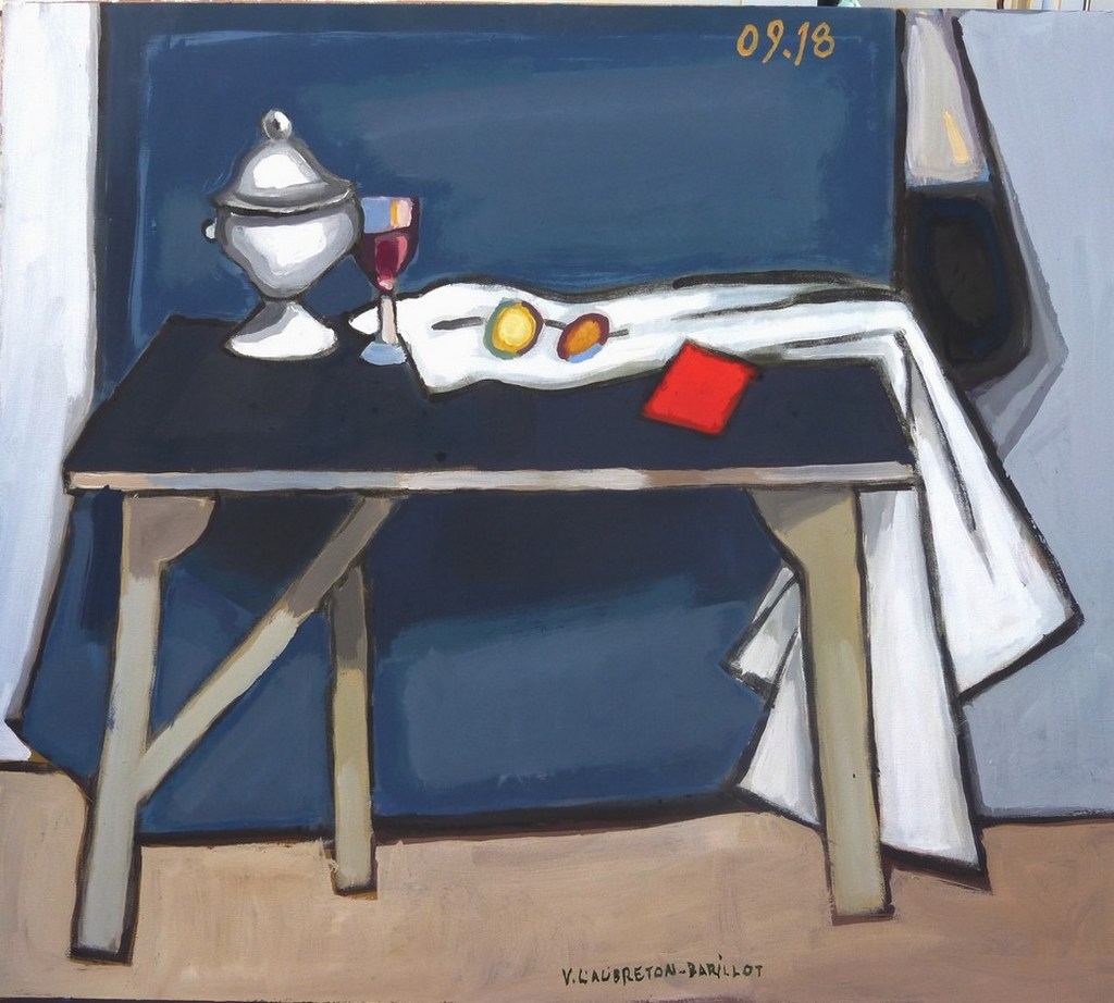 un petit livre rouge, un verre, une soupère, des lunettes sur une table pliante