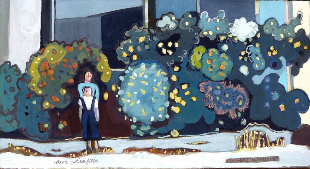 Deux petites filles dans un jardin